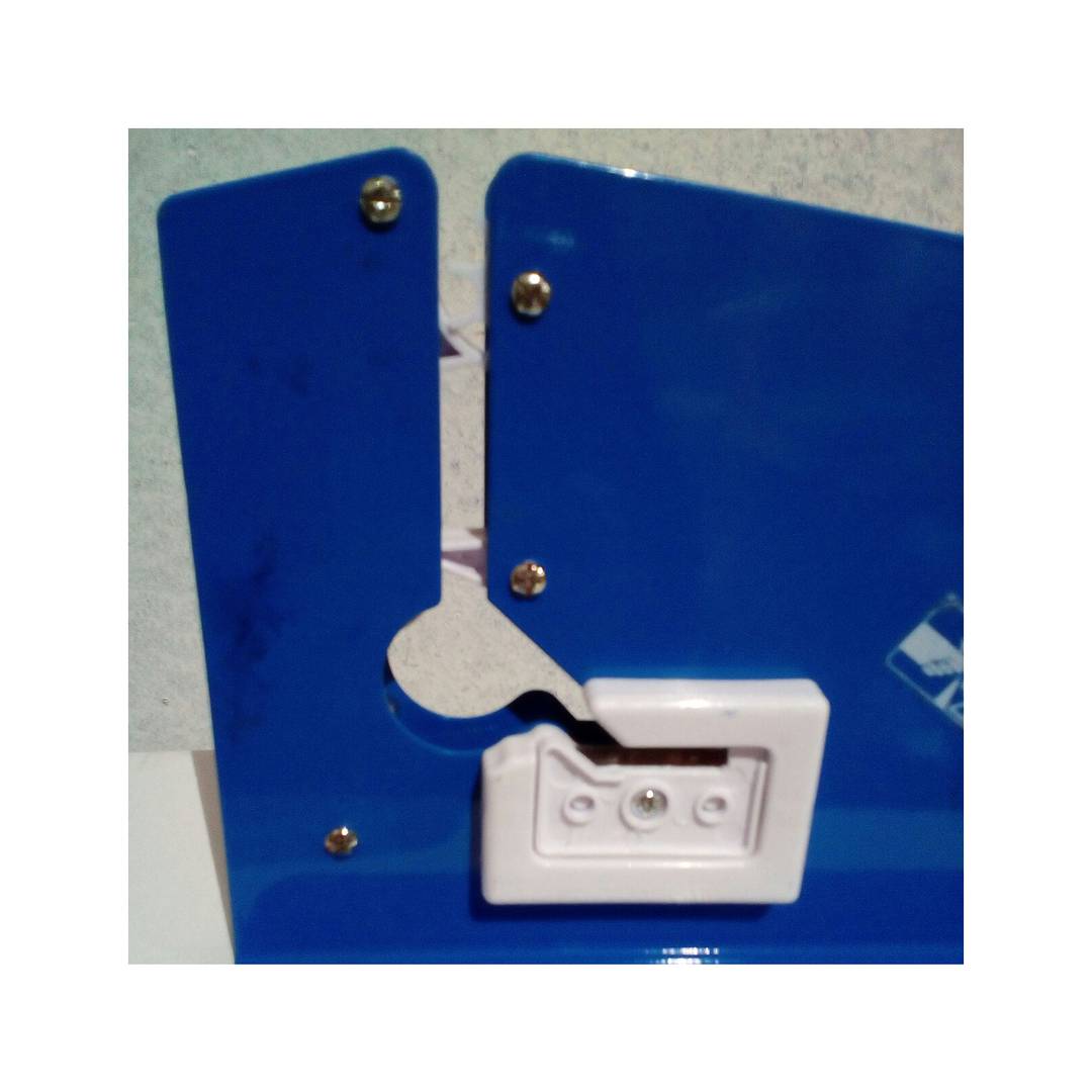 O selador fecha os sacos. Selador de saco plástico com 8 fitas adesivas