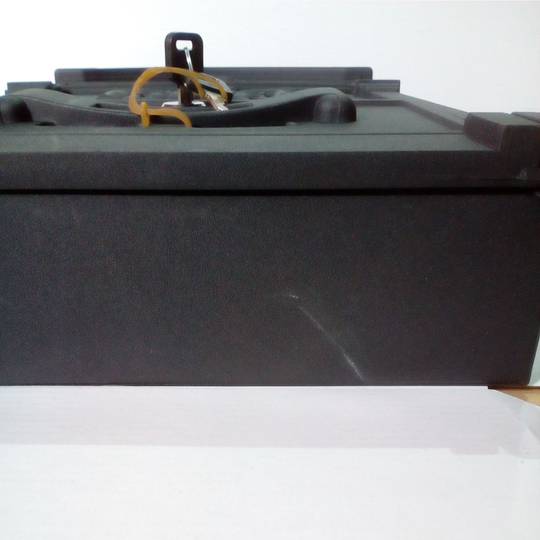 Velha caixa de correio metálica para cartas e correio postal de cor preta