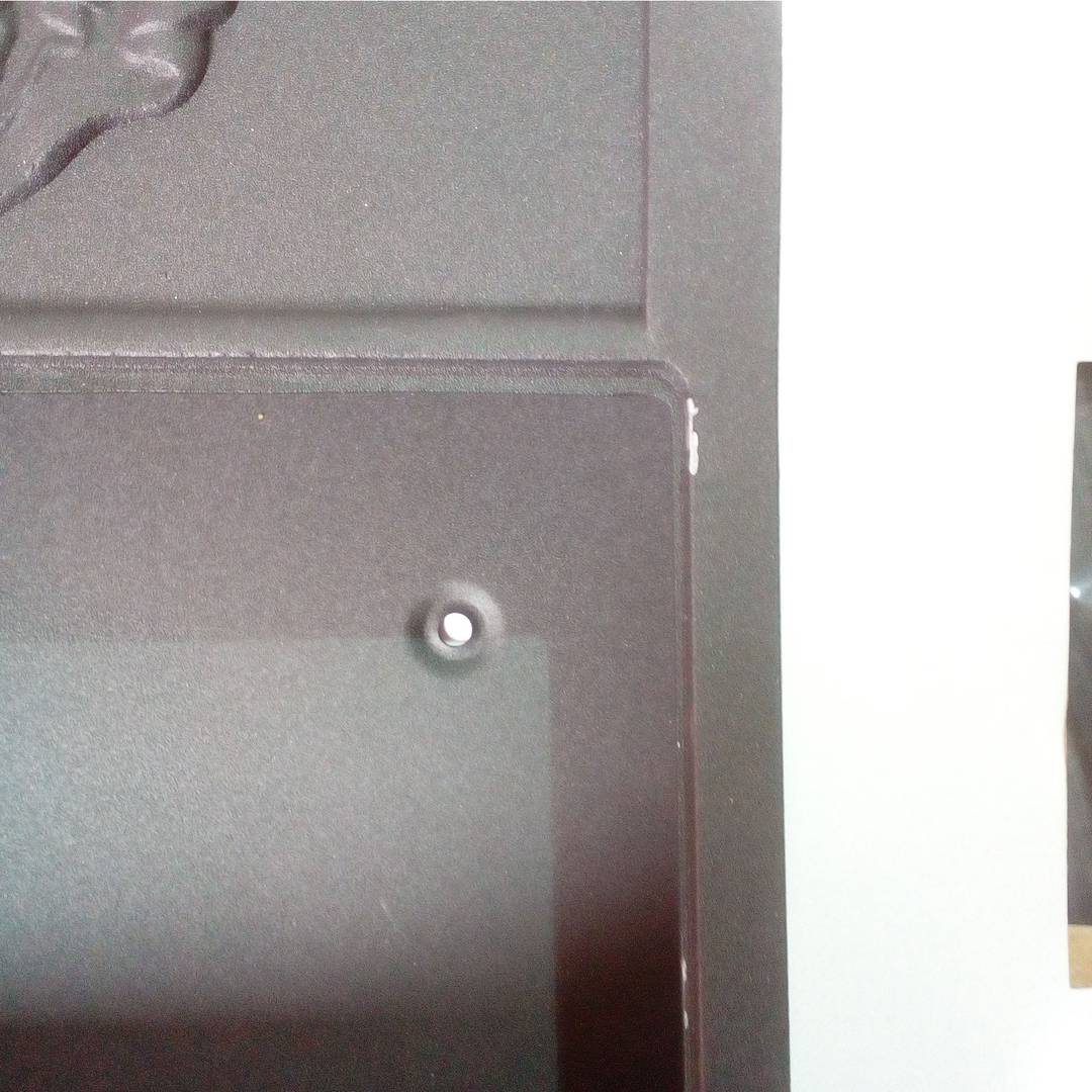 Velha caixa de correio metálica para cartas e correio postal de cor preta