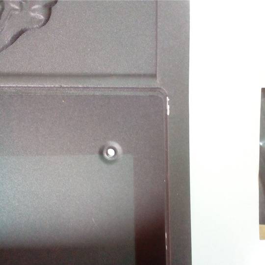 Velha caixa de correio metálica para cartas e correio postal de cor preta