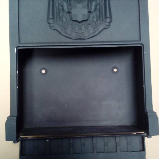 Cassetta delle lettere antica del metallo per le lettere e la posta nel colore nero