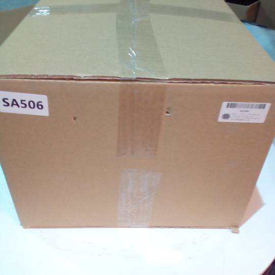 Żeliwna skrzynka pocztowa w kolorze antycznej rdzy na listy i pocztę