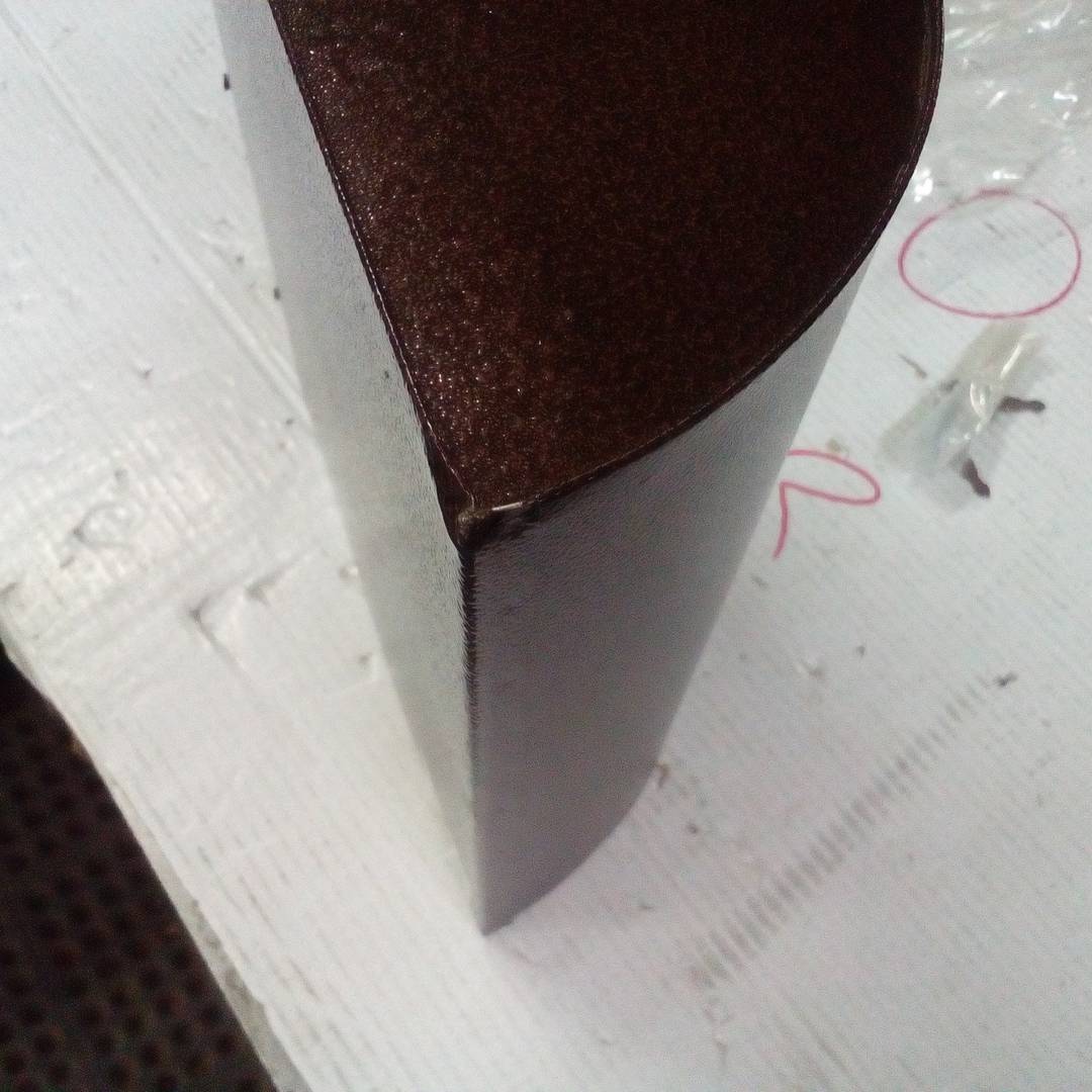 Żeliwna skrzynka pocztowa w kolorze antycznej rdzy na listy i pocztę