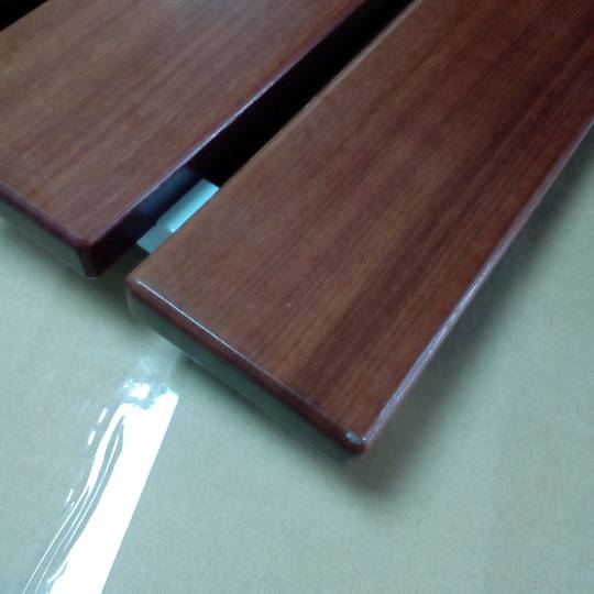 Assento de duche rebatível. Cadeira dobrável para idosos em madeira tropical e alumínio 320x328mm