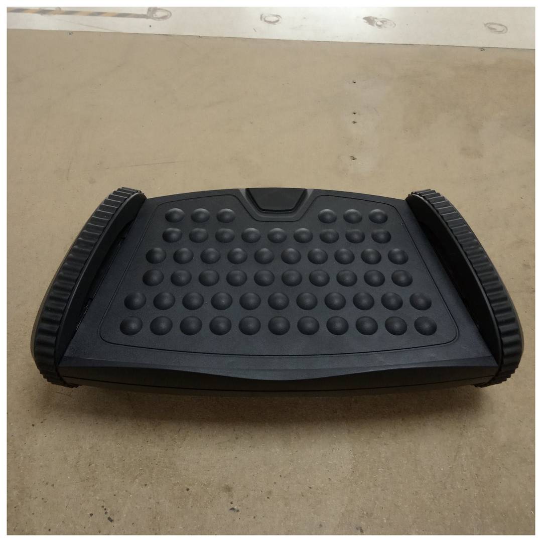 Czarny, plastikowy, regulowany podnóżek platformowy 310 x 220 mm