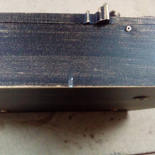 Antica cassetta postale in metallo per lettere e posta in colore ruggine