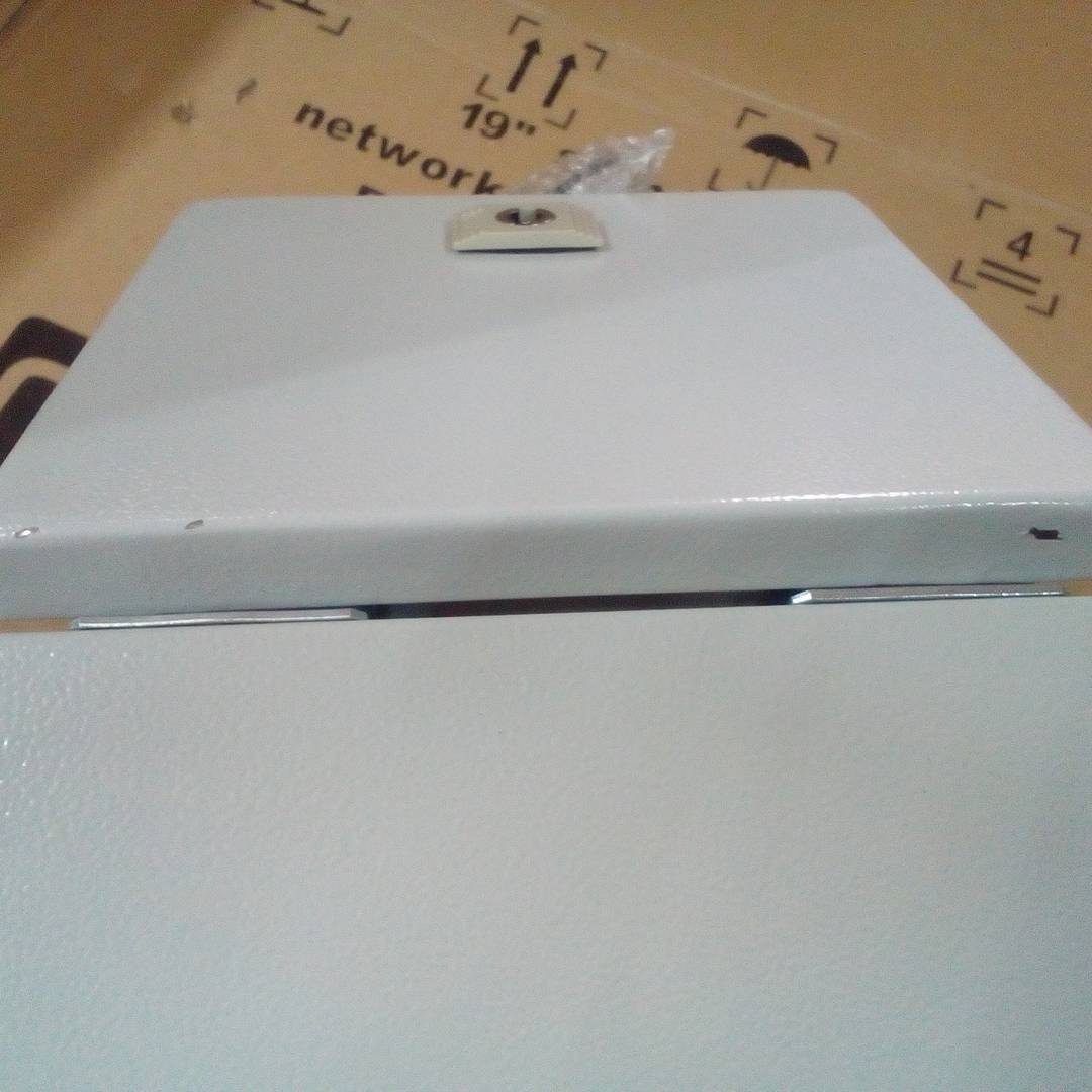 Scatola di distribuzione elettrica in metallo con protezione IP65 per montaggio a parete 200x200x150mm