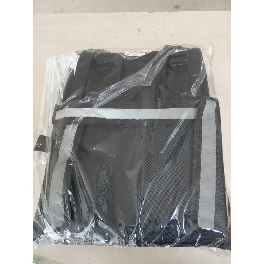 Zaino isotermico per la consegna di ordini di cibo su una moto e una bicicletta nera 35 x 25 x 49 cm.