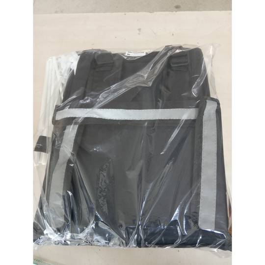 Zaino isotermico per la consegna di ordini di cibo su una moto e una bicicletta nera 35 x 25 x 49 cm.