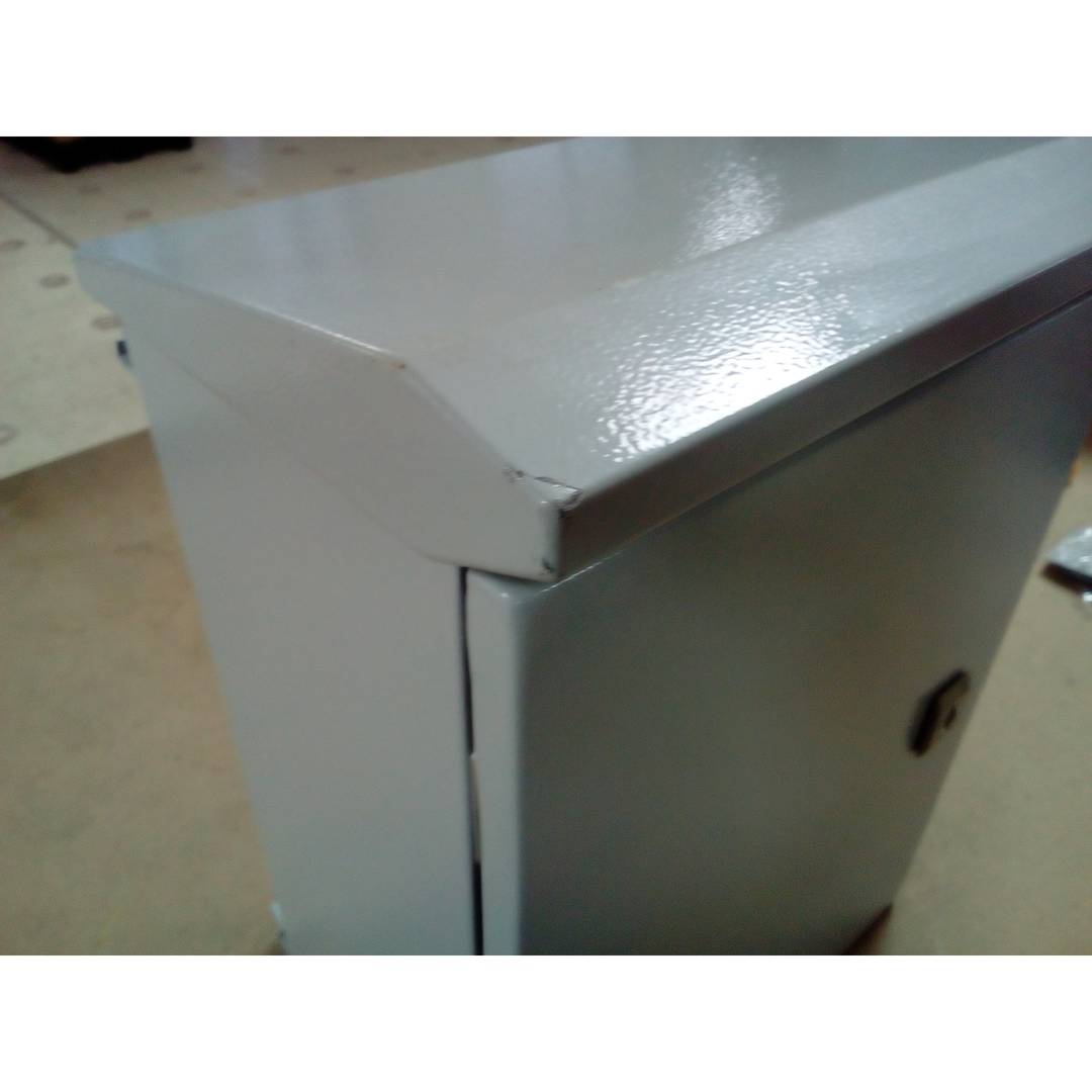 Elektrischer Verteilerkasten aus Metall mit Schutzart IP65 zur Befestigung an der Stange 300 x 400 x 200 mm