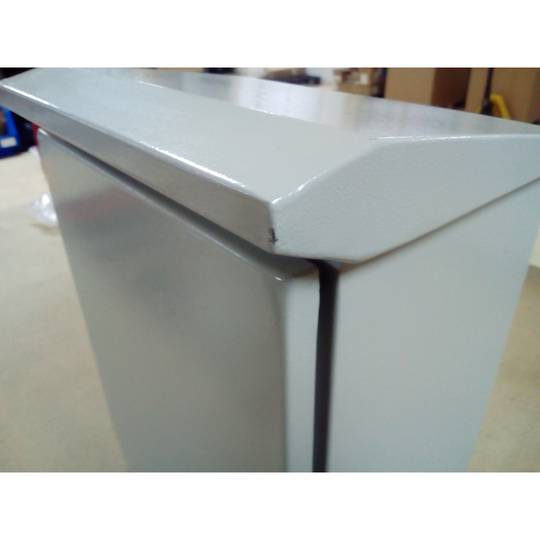 Elektrischer Verteilerkasten aus Metall mit Schutzart IP65 zur Befestigung an der Stange 300 x 400 x 200 mm