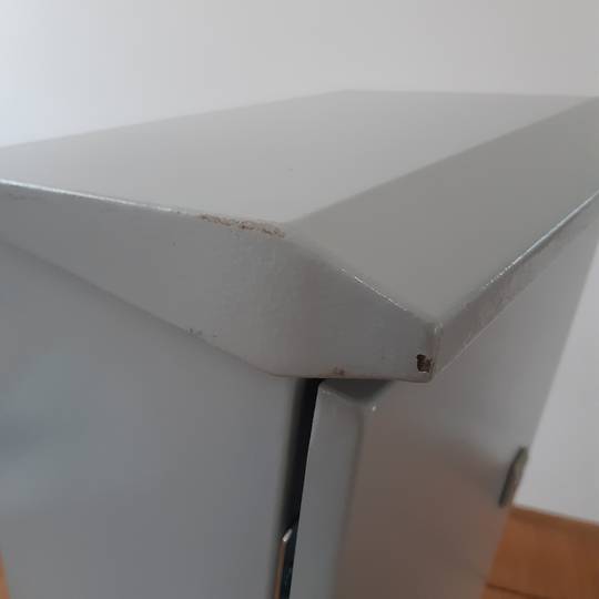 Elektrischer Verteilerkasten aus Metall mit Schutzart IP65 zur Befestigung an der Stange 300 x 400 x 200 mm