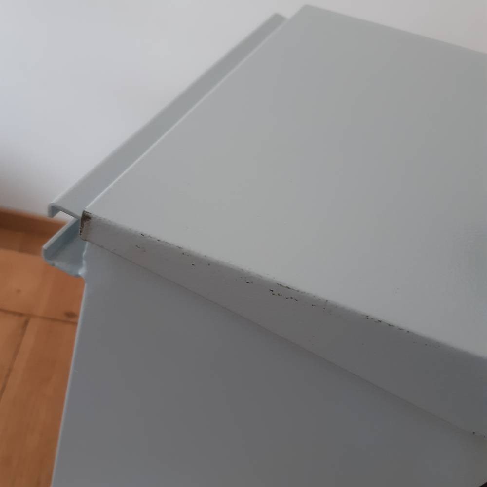 Elektrischer Verteilerkasten aus Metall mit Schutzart IP65 zur Befestigung an der Stange 300 x 400 x 200 mm