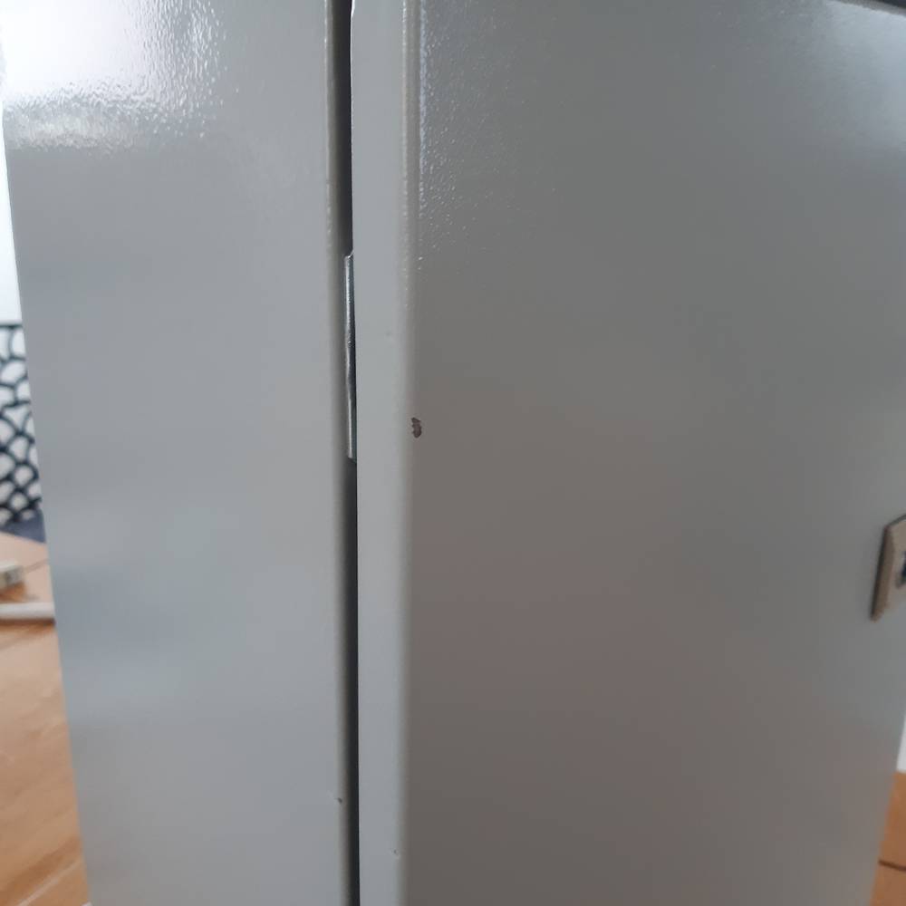 Elektrischer Verteilerkasten aus Metall mit Schutzart IP65 zur Befestigung an der Stange 300 x 400 x 200 mm