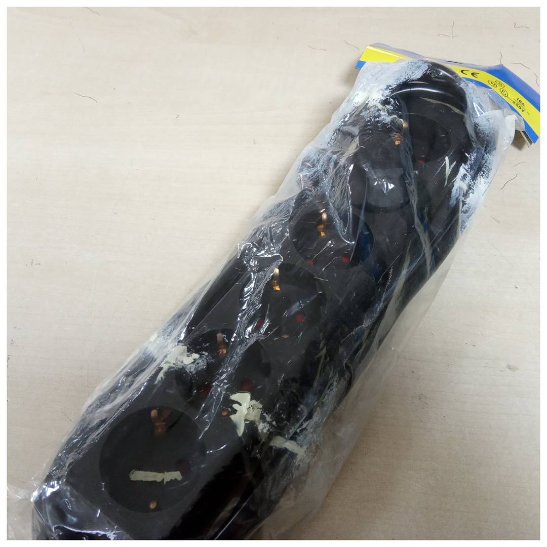 Stopcontact 6 schuko 16A 250V zwart met 3m kabel