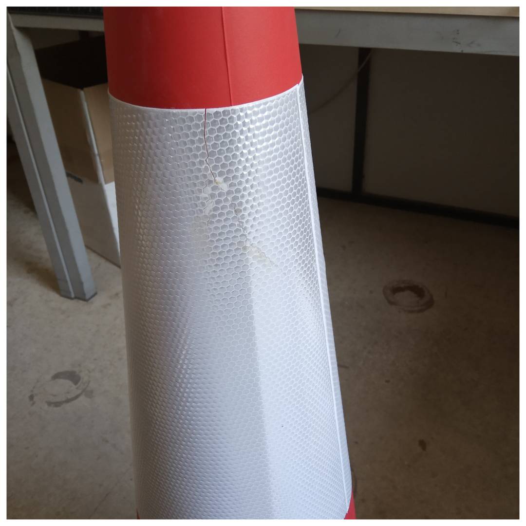 Cono de tráfico con reflector de señalización y balizamiento 100 cm