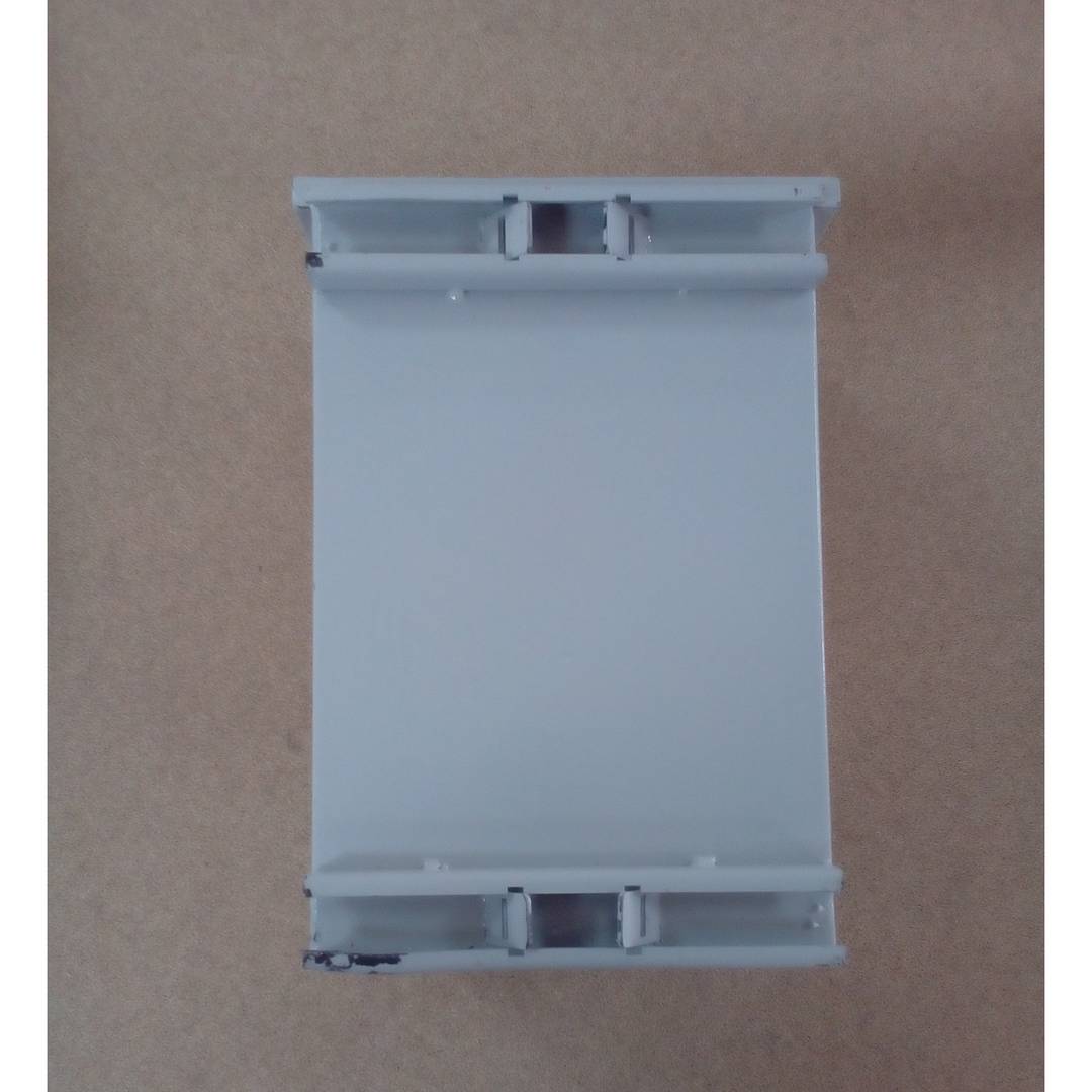 Elektroverteilerkasten aus Metall mit Schutzart IP65 zur Befestigung an einem Mast 200 x 300 x 200 mm