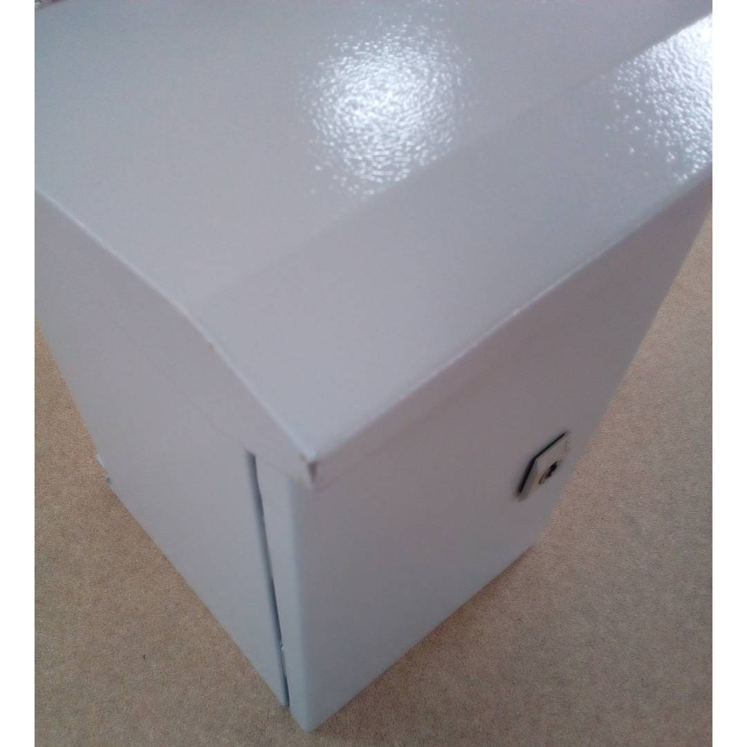 Elektroverteilerkasten aus Metall mit Schutzart IP65 zur Befestigung an einem Mast 200 x 300 x 200 mm