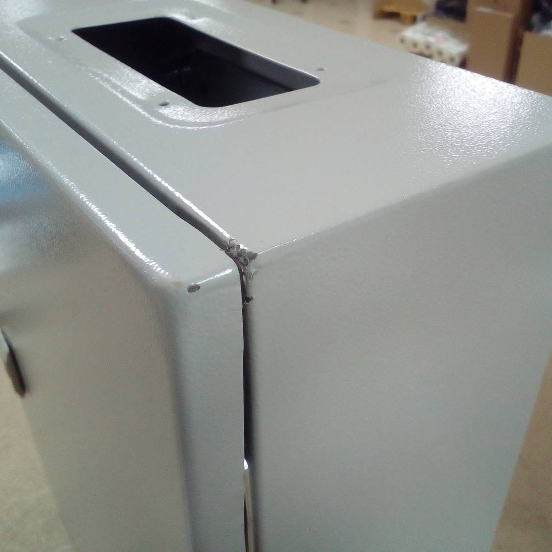 Metal electrical distribution box with IP65 protection for wall fixing 400x300x150mm
