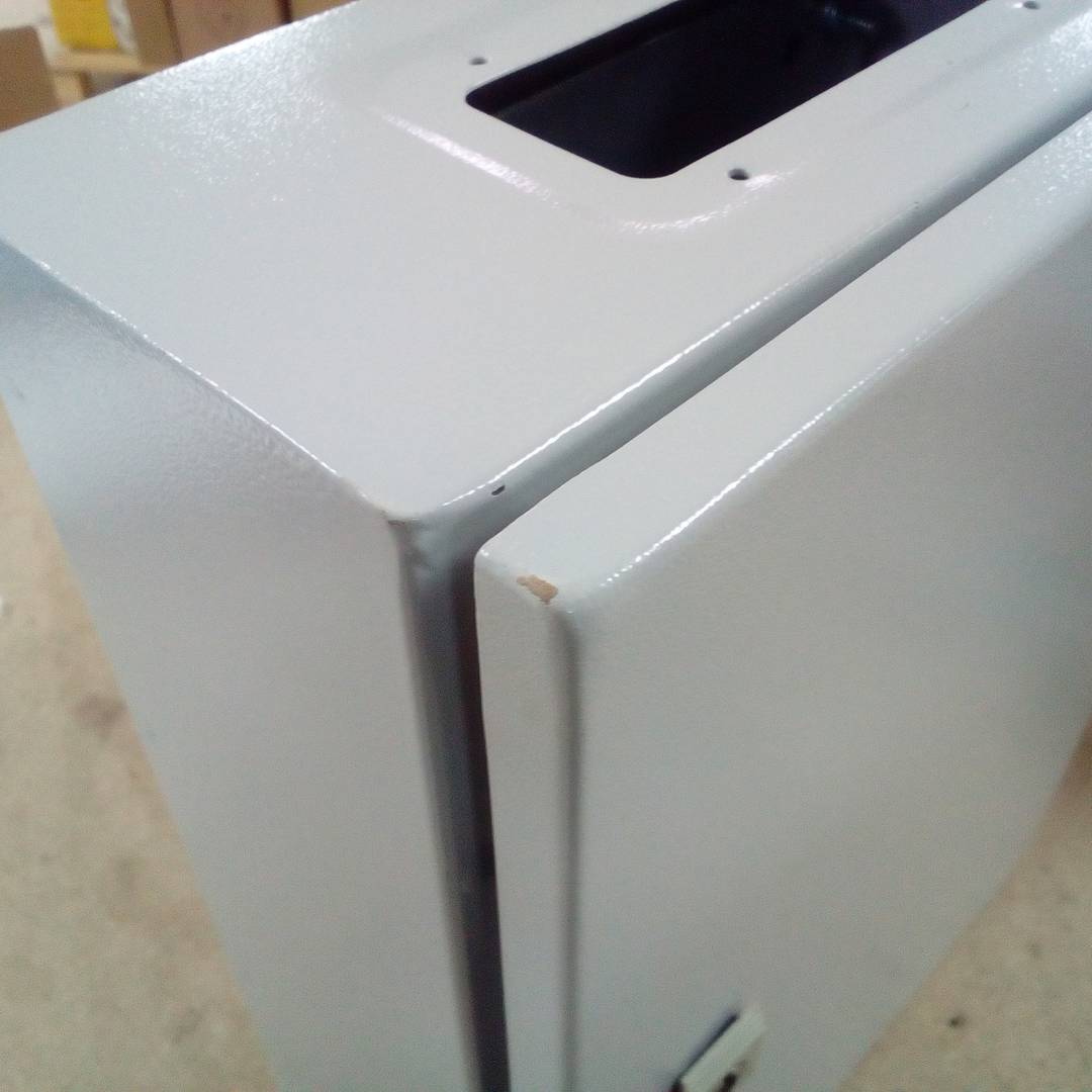 Metal electrical distribution box with IP65 protection for wall fixing 400x300x150mm
