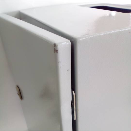 Metal electrical distribution box with IP65 protection for wall fixing 400x300x150mm