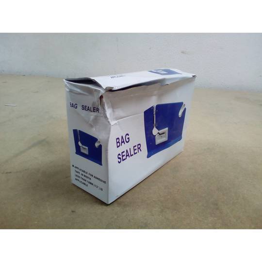 Le scellant ferme les sacs. Scelleuse de sacs en plastique