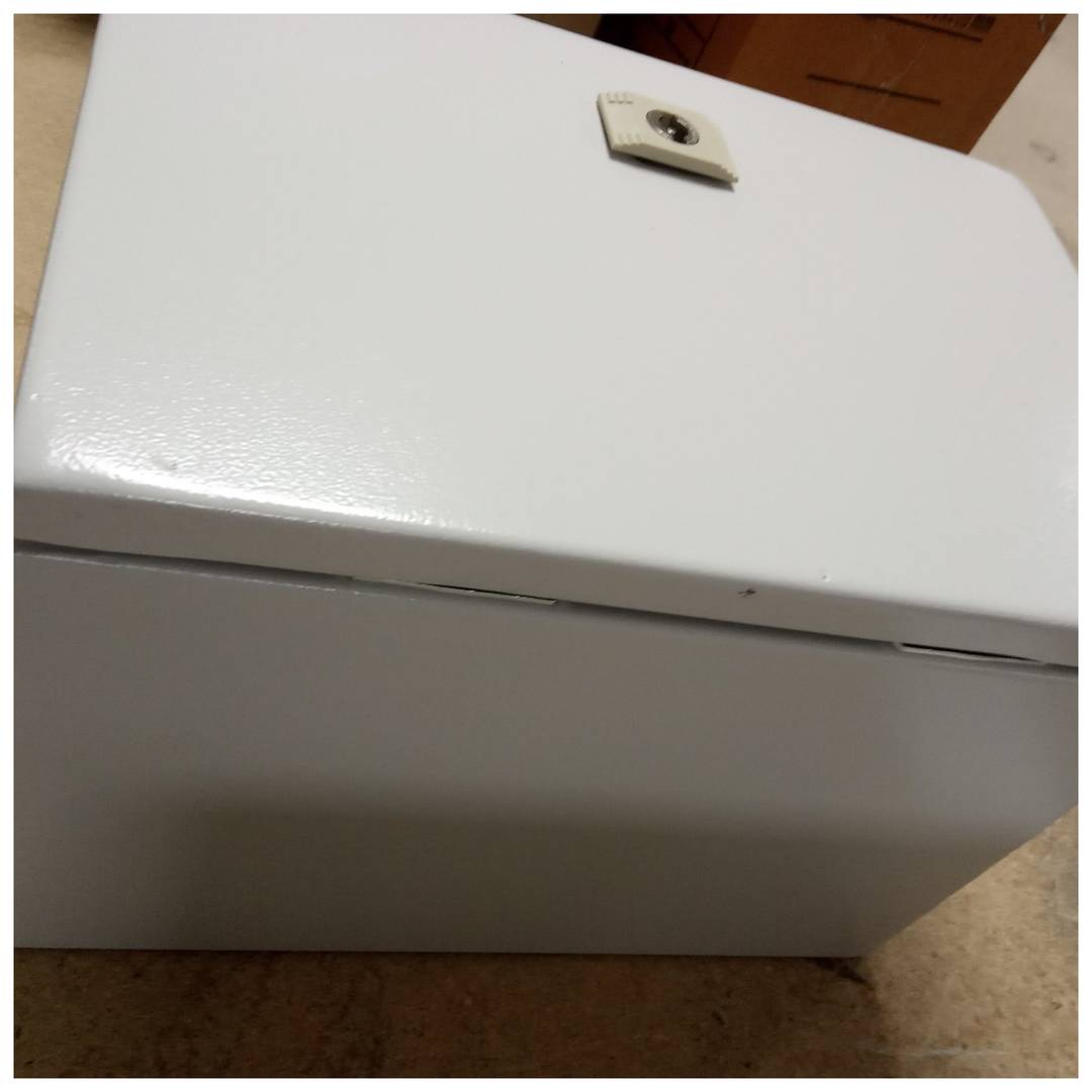 Scatola di distribuzione elettrica in metallo con protezione IP65 per montaggio a parete 300x200x200mm