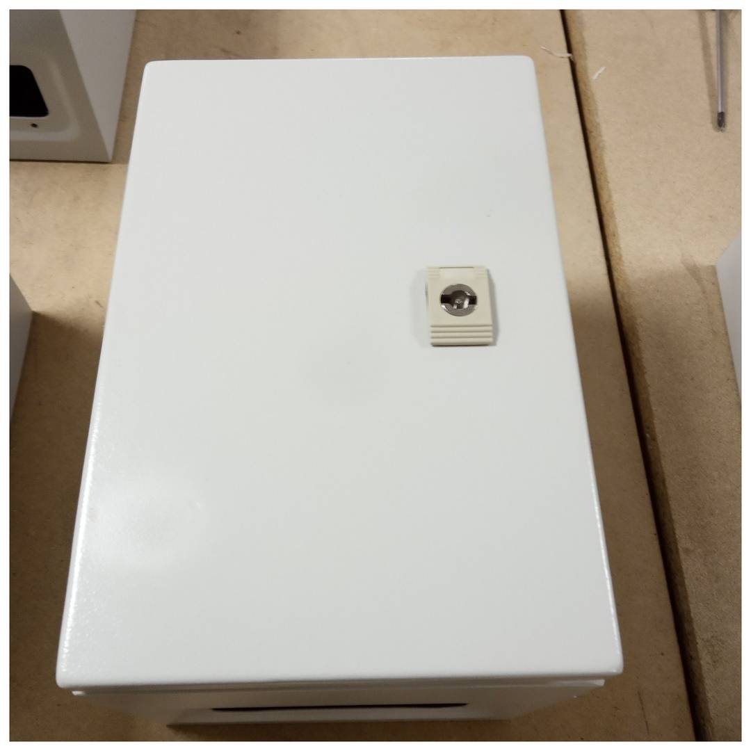 Scatola di distribuzione elettrica in metallo con protezione IP65 per montaggio a parete 300x200x200mm