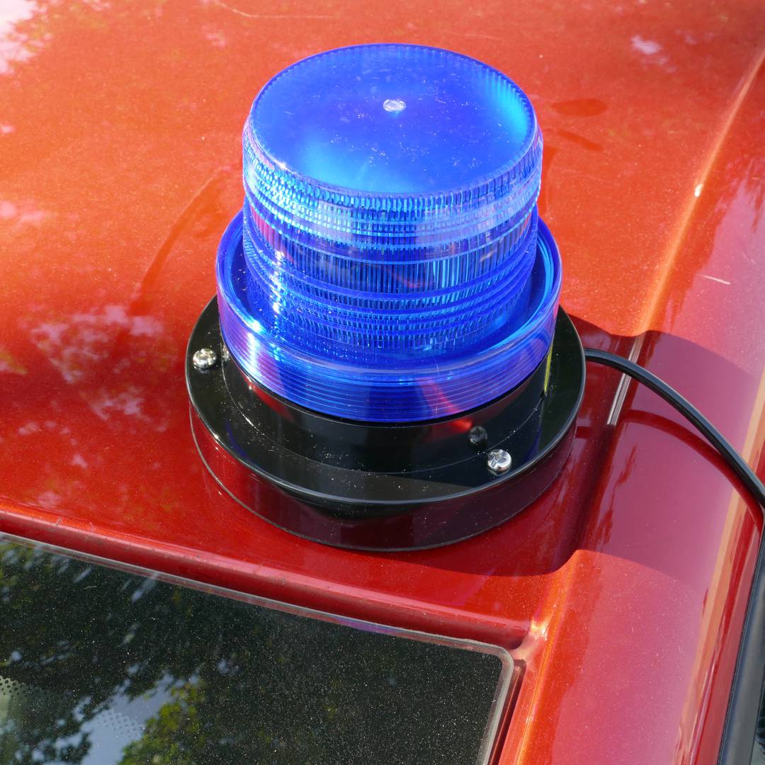 Notfall Strobe Warnleuchte für Fahrzeuge mit Magnet befestigung 12V blau -  Cablematic
