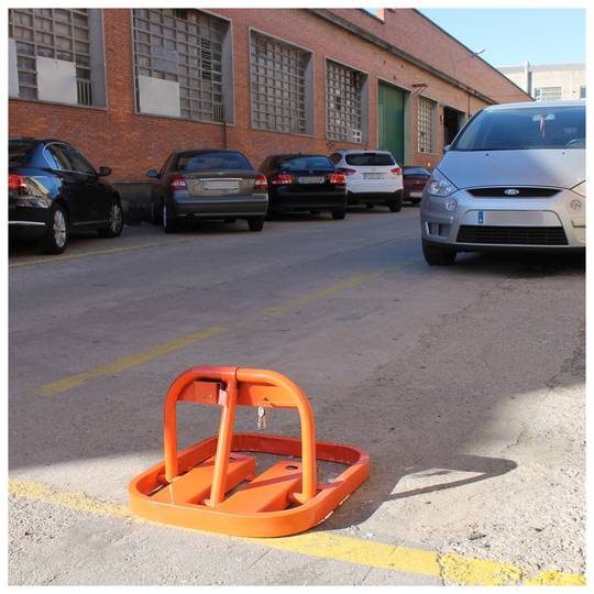 Folding parking barrier metallic lock type fence