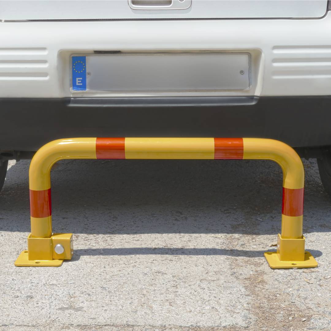 Una conductora derriba la barrera de un aparcamiento
