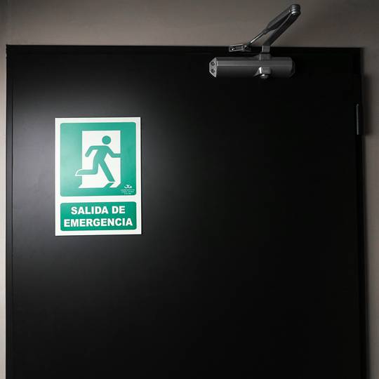 Emergency exit sign to the right. Luminescent signal 21 x 30 cm