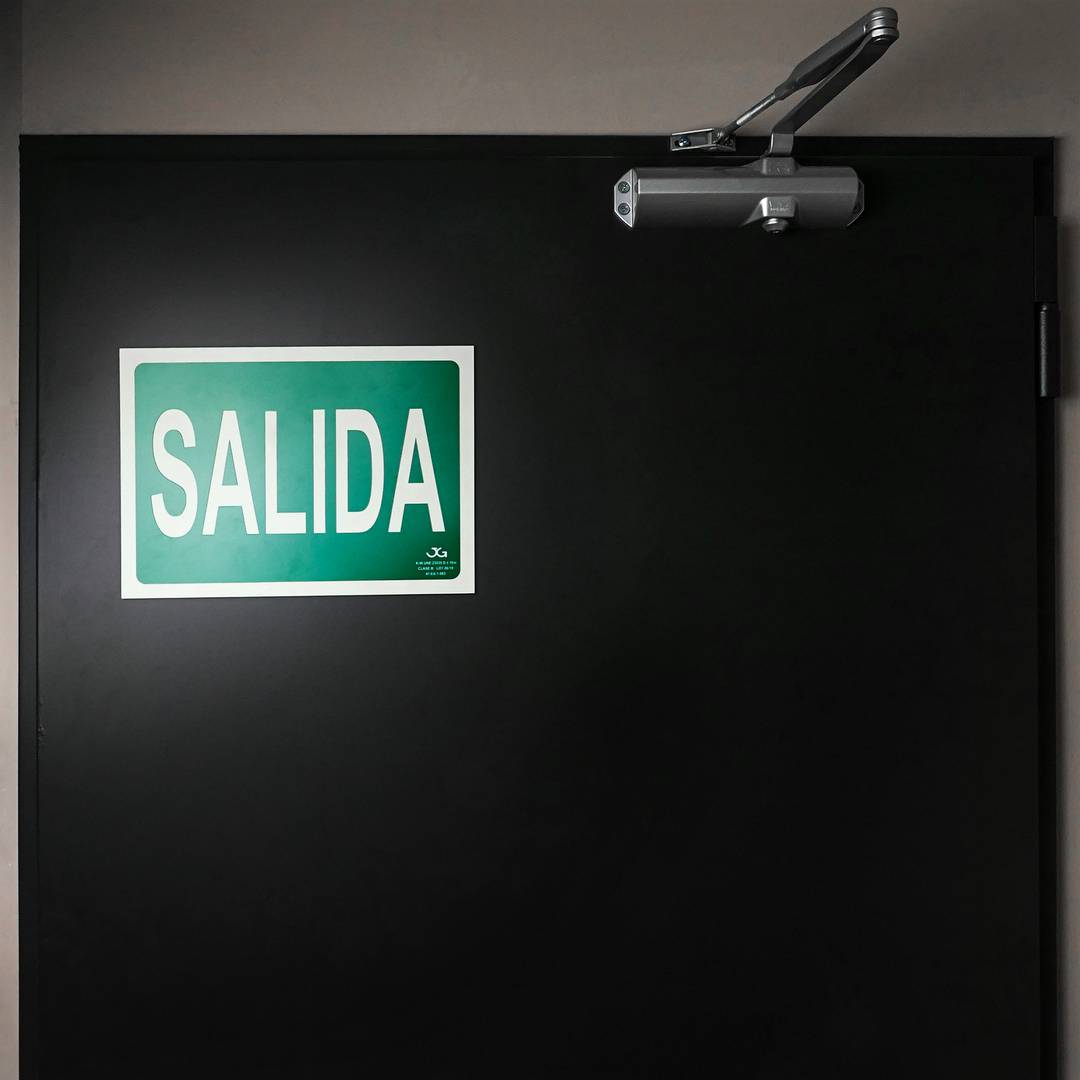 Signe de sortie de secours. Signal d'urgence luminescent de 30 x 21 cm avec SALIDA