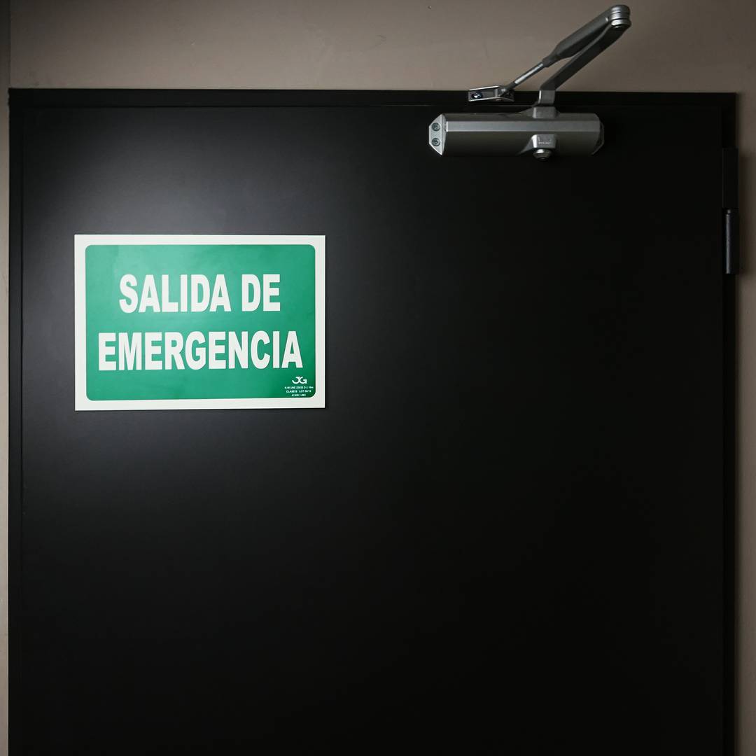 Signe de sortie de secours. Signal d'urgence luminescent de 30 x 21 cm avec SALIDA DE EMERGENCIA
