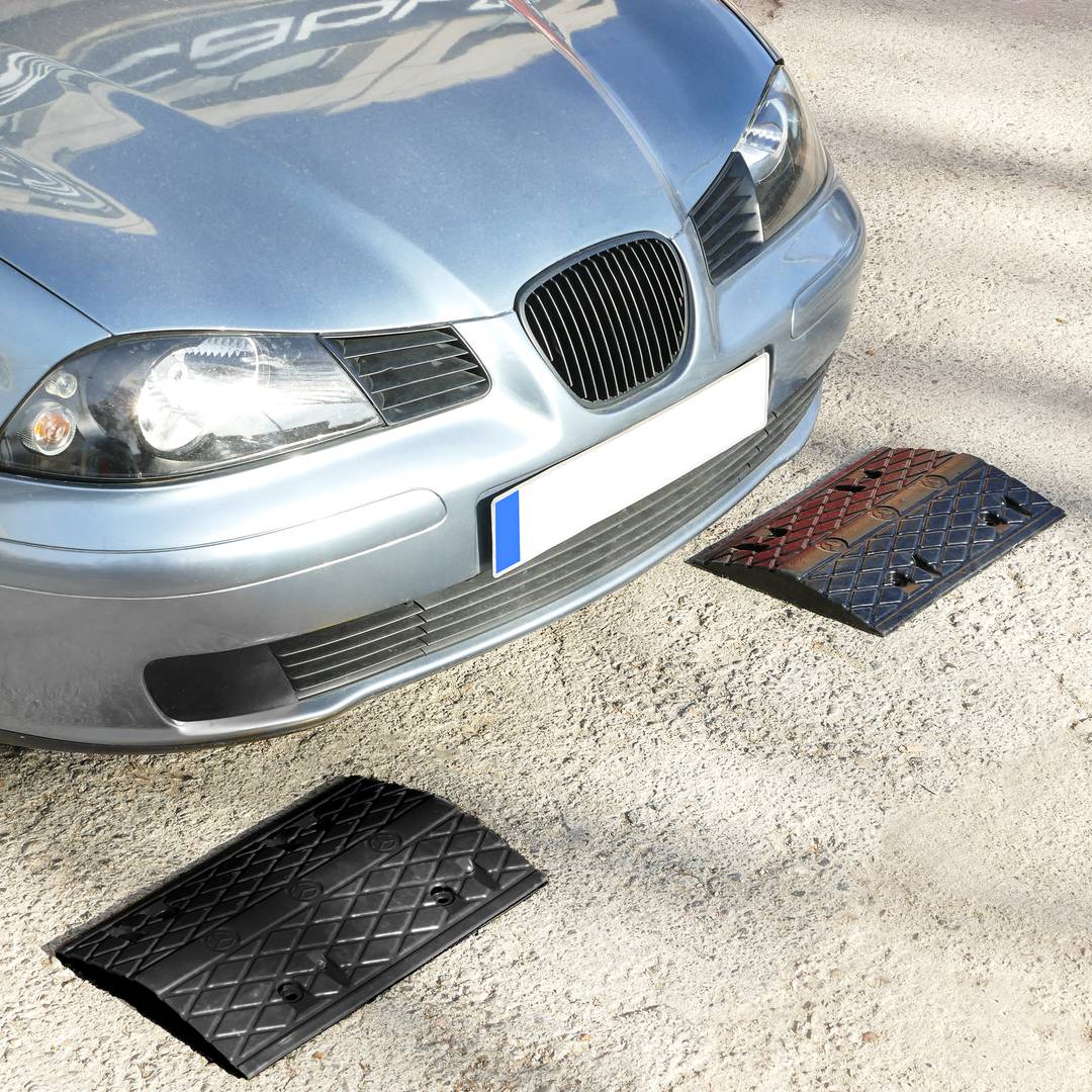 Verkeersdrempel voor zwarte auto's 500x340x50mm
