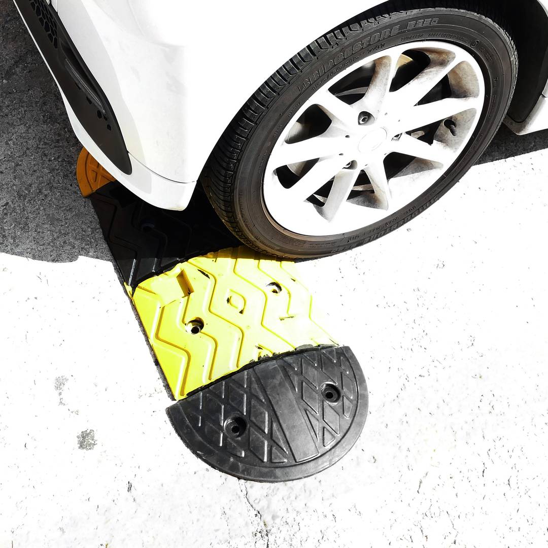 Rallentatori stradali in gomma per automobili e traffico 190x340x50mm estremità arrotondata
