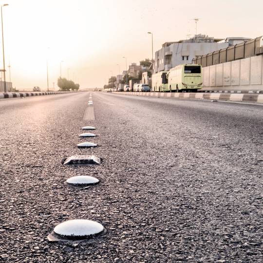 Badèn marcador de ceràmica groc per carreteres