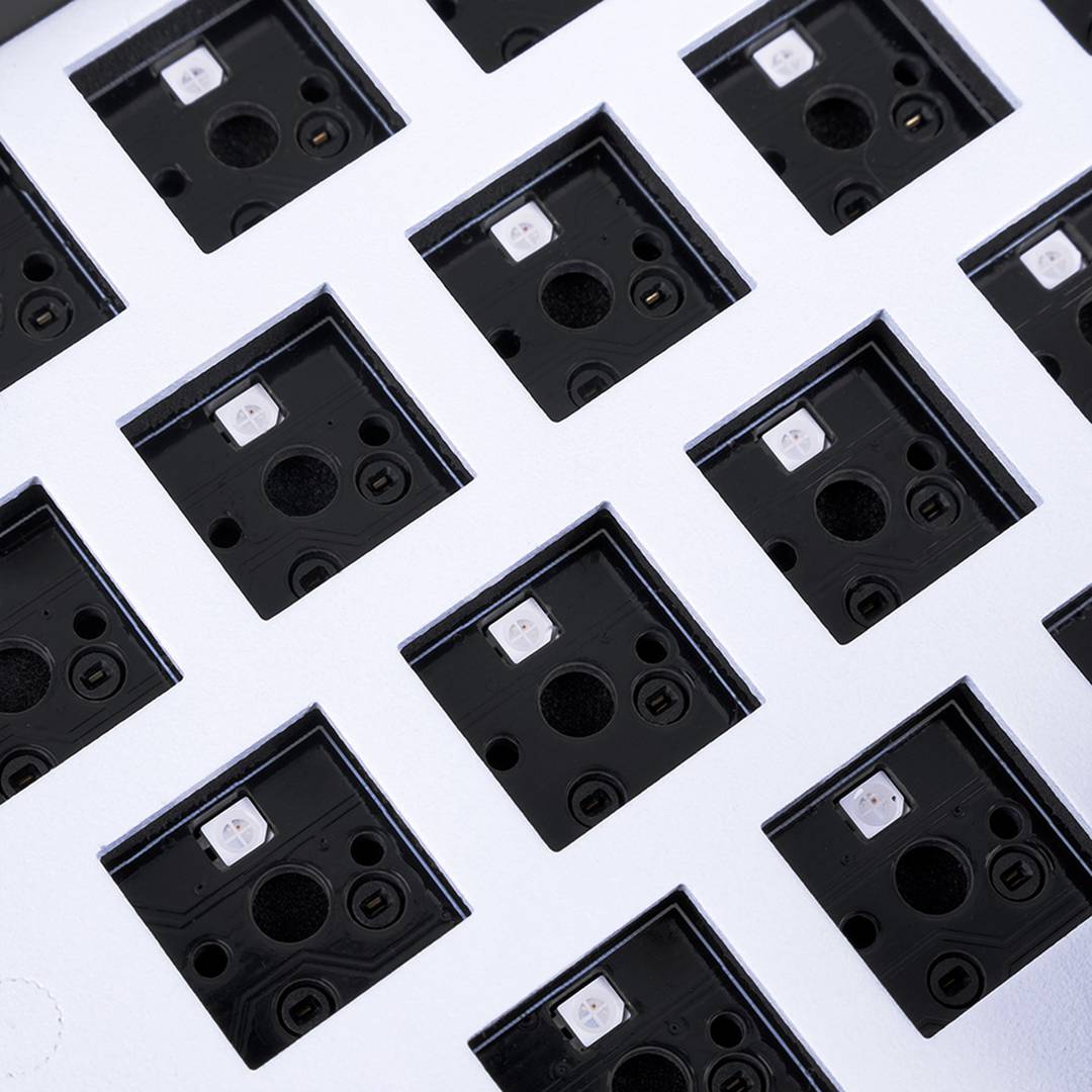 Klawiatura do gier Sharkoon Skiller SGK50 S4 z czerwono-białym przełącznikiem Kailh