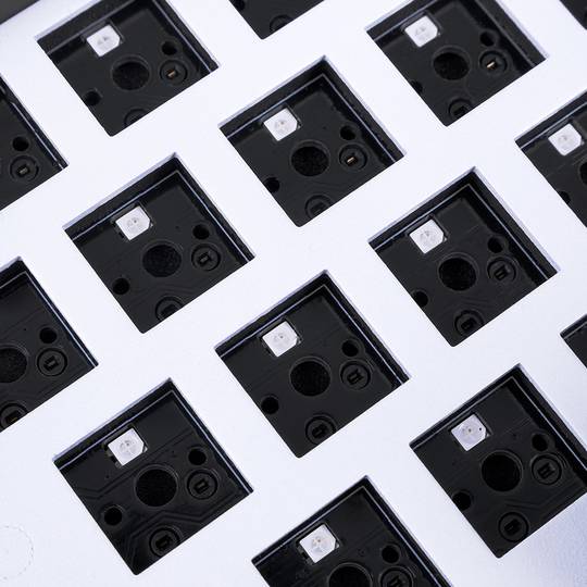 Klawiatura do gier Sharkoon Skiller SGK50 S4 z czerwono-białym przełącznikiem Kailh