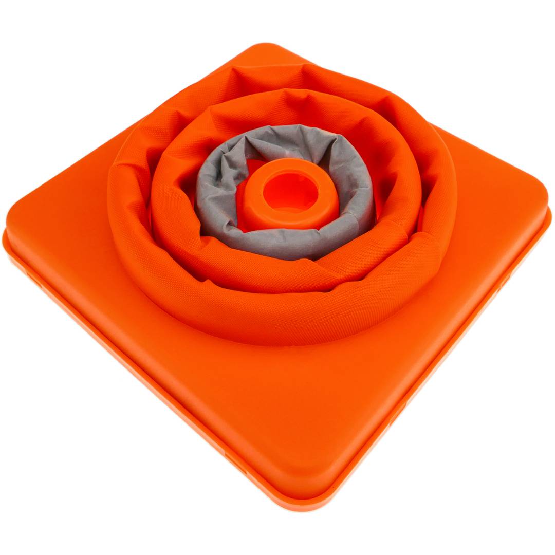 Traffic cone with signaling reflector and 32 cm folding beacon