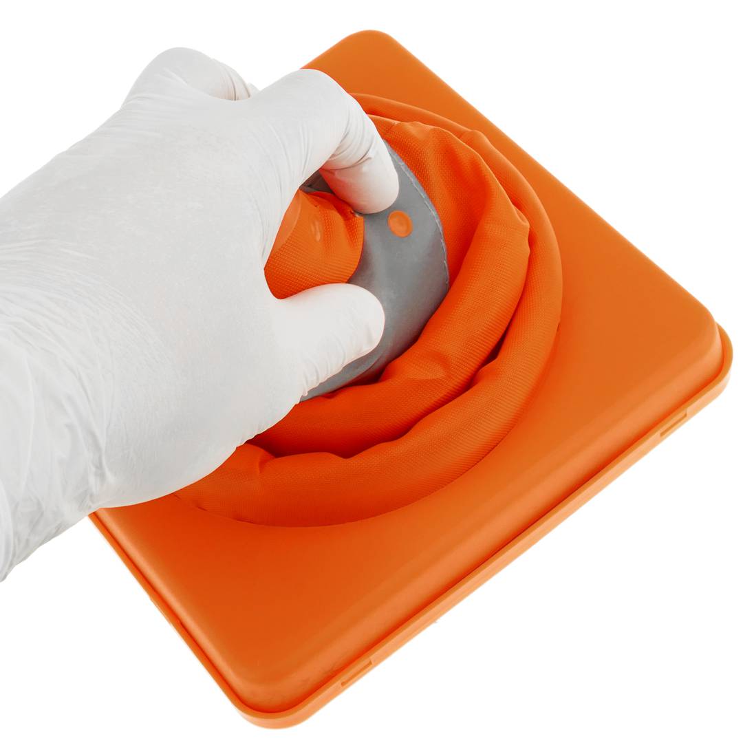 Traffic cone with signaling reflector and 32 cm folding beacon