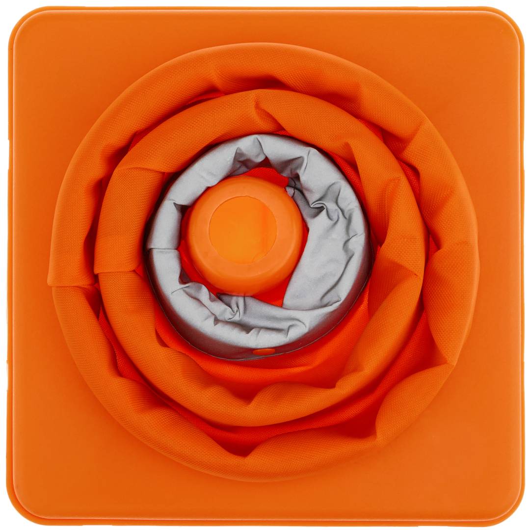 Traffic cone with signaling reflector and 32 cm folding beacon
