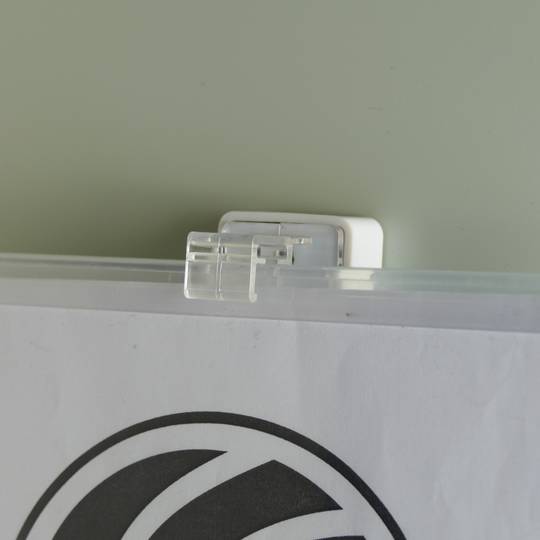 Attacco magnetico del tipo frontale in plastica per il cornice