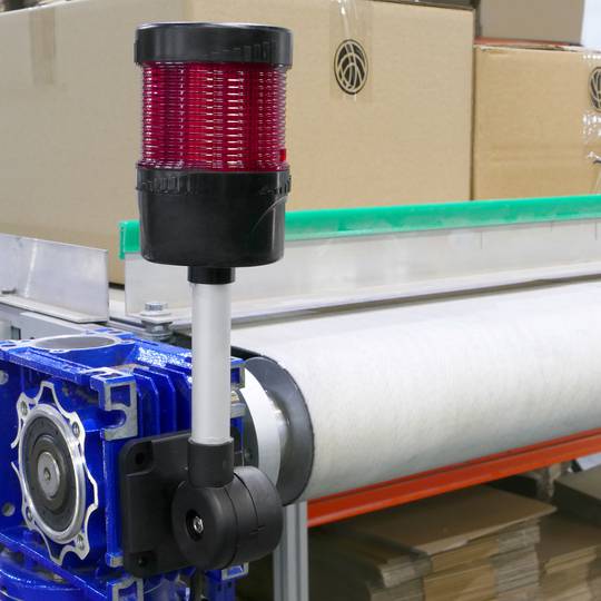 Industriële signaaltoren. Verkeerslicht met knipperend rood LED-licht 12 VDC