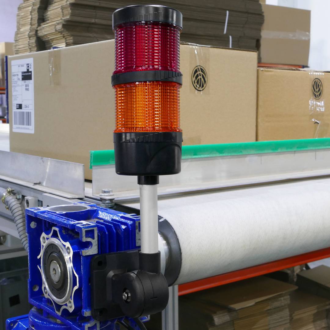 Torre de sinalização industrial. Semáforo com luz LED vermelha laranja intermitente 12 VDC