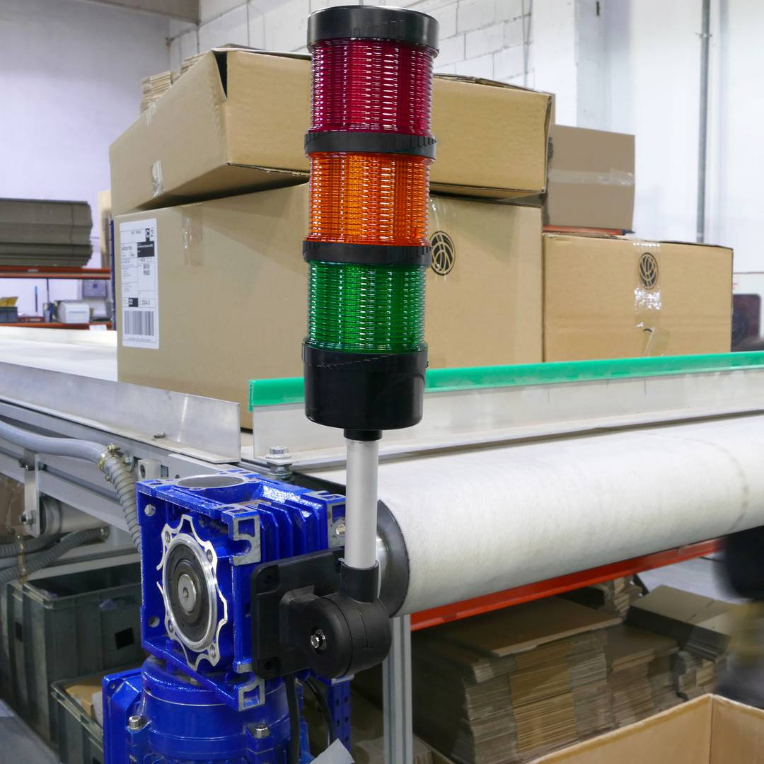 Torre de sinalização industrial. Semáforo com luz LED vermelha laranja verde 12 VDC Preto