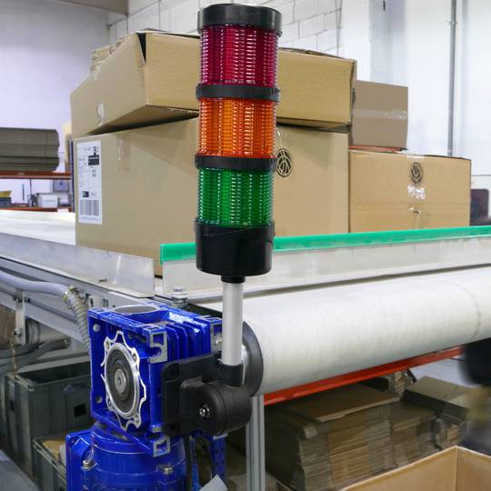 Torre de sinalização industrial. Semáforo com luz LED vermelha laranja verde 12 VDC Preto