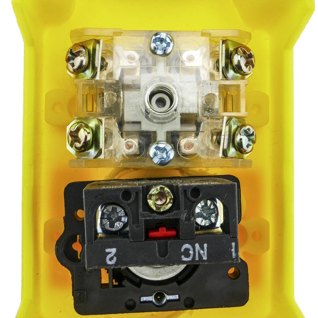 Caixa de 1 polsador momentani i parada d'emergència de la sèrie LAY5