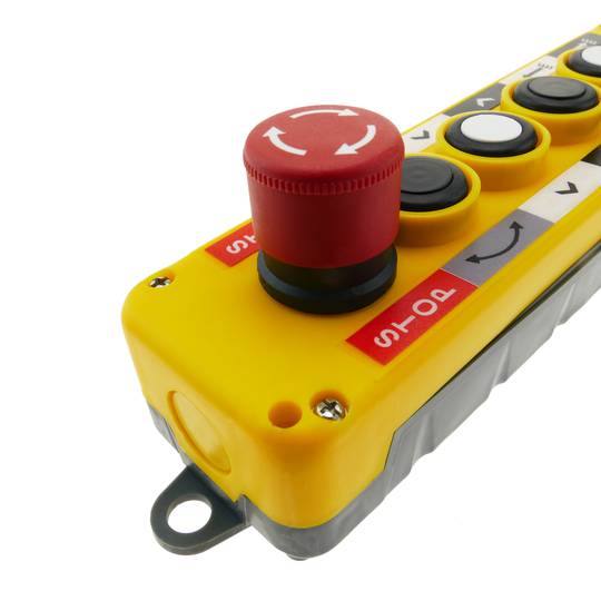 Doos met 2 + 2 + 1 tijdelijke drukknoppen en noodstop uit de LAY5-serie