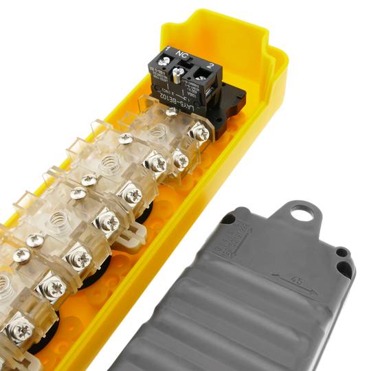 Doos met 2 + 2 + 1 tijdelijke drukknoppen en noodstop uit de LAY5-serie